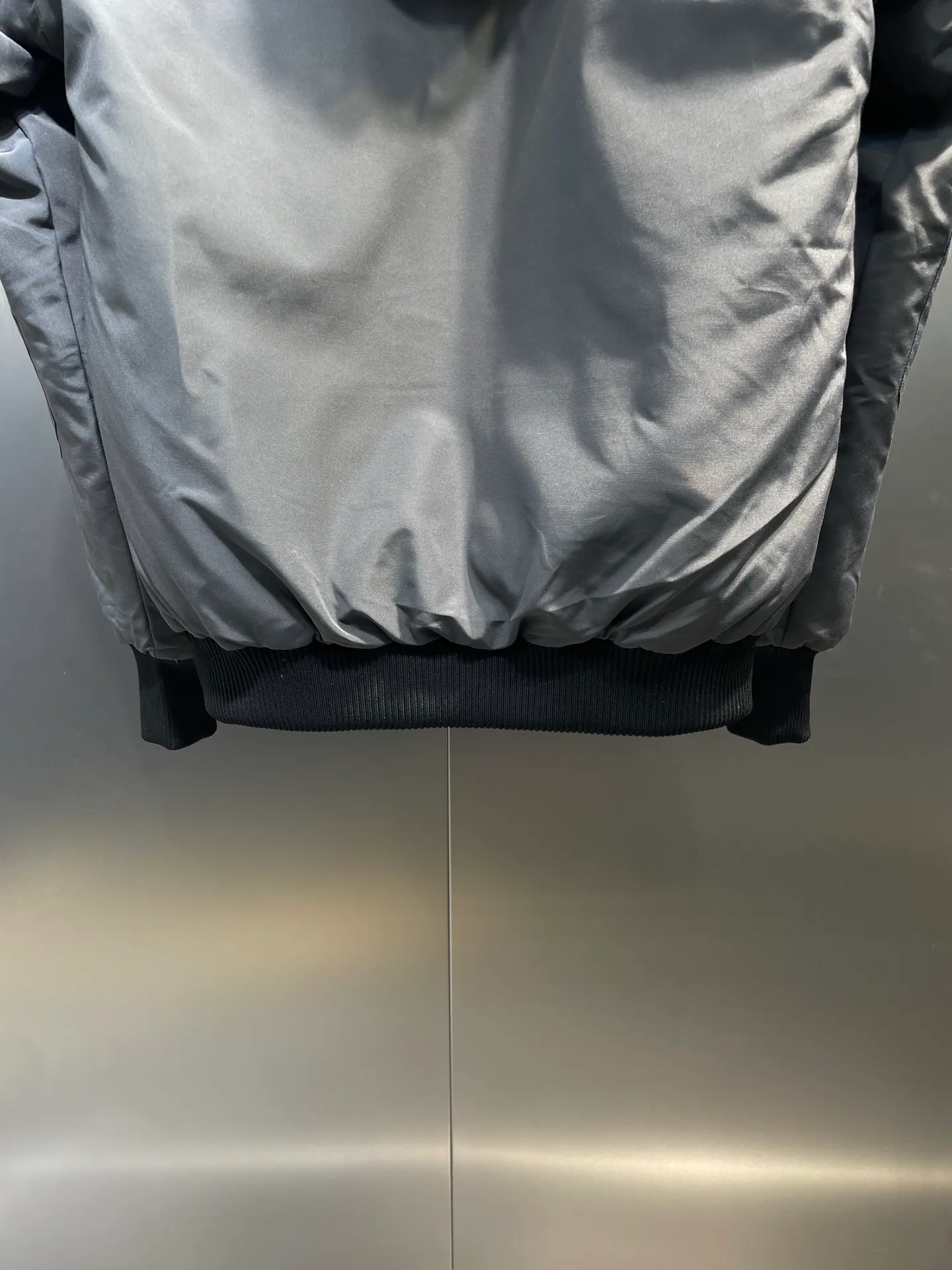 P780 high-end version Canada Goose Canada Goose #Chilliwack 7999M bomber jacket short down jacket/01 model #Men and Women Same Style# ➖ Genuine synchronous anti-counterfeiting chip sensor! ➖ Imported 21S polyester-cotton blended original fabric [last year’s 16S/18S hard fabrics have been completely eliminated, this year all use 21S genuine synchronous fabrics, the soft mid-strap feels delicate and textured], genuine synchronous Feather-Light 10D waterproof coating fabric, made of 84.5 polyester fiber and 15.5 cotton, 100% the best feel in the entire network! ➖ The genuine official website is synchronized with the national standard 80 white duck down, you can check the official website customer service, there will never be a series of misleading claims such as 90 down or goose down! ➖ Using the best nylon lining with double double-layer sealing design, velvet-proof No. 7 needle + grid-filled down ready-made garments, there is 100% no so-called velvet running! ➖ The cuffs are designed with thickened seamless threads, and the collar and pockets are lined with top-quality polar fleece to keep you warm and comfortable! ➖ Yoshida YKK provides original custom-made electroplated sliders. YKK two-way lockable zippers are tight and smooth and will not peel off paint! ➖ 3M composite guarantees that the Velcro is the same as the original, durable, and all accessories and hardware are custom-made! ➖ Imported BEHRINGER embroidery machine to customize the 10,000-needle embroidery logo, 98% of which can be reproduced to restore the original logo. You can check and compare on the official website! ➖ The fur collars are all made of large pieces of Western Canadian blue wolf hide, ensuring that each fur collar is 13-15cm wide!   Size:XS-XXL